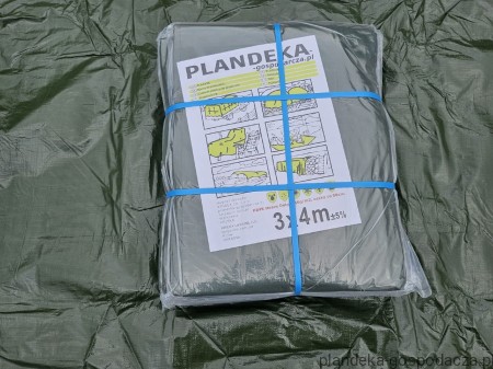 Plandeki PE 160g wodoodporne od producenta są pakowane i wysyłane klientom.