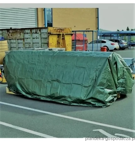 Plandeka HDPE 160 g/m² zamocowana na paletach chroni sprzęt przed wilgocią, wiatrem i zabrudzeniami.