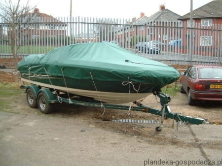 Plandeka HDPE 160 g/m² używana jako przykrycie łodzi. Wodoodporna i trwała, idealna do zabezpieczenia łodzi motorowych i żaglowych.