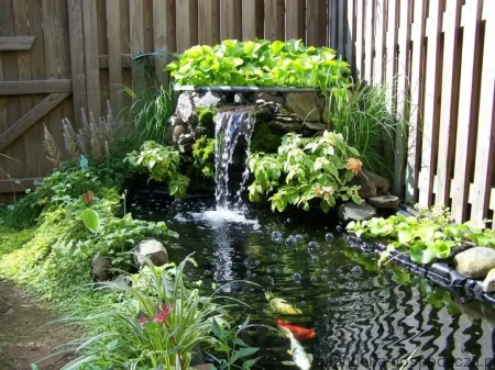 Plandeka HDPE 160 g/m² używana jako folia do oczka wodnego. Chroni zbiornik przed utratą wody i zabrudzeniami.