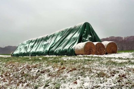 Plandeka PE 160 g/m² na słomę i siano – rolnicza, wodoodporna ochrona.