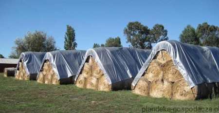 Duże plandeki PE 160g używane do nakrycia stosów słomy.