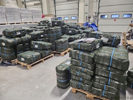 Plandeki PE składowane w magazynie – pełny stan towaru.