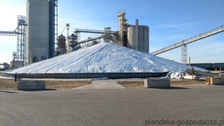 Plandeka PE 160g rolnicza wodoodporna ułożona  na zboże.