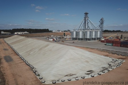 Plandeka PE 160 g/m2 rolnicza to fachowa wodoodporna ochrona ziarna.