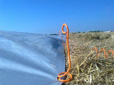 Plandeka na siano duża gruba wzór mocowania
