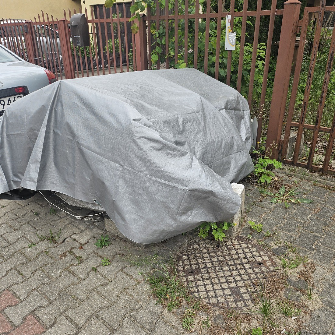 Plandeka HDPE 210 g/m² na przyczepkę, chroni sprzęt przed wilgocią, wiatrem i zabrudzeniami.