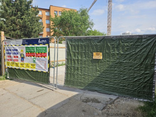 Przejdź do produktu Plandeka budowlana GRUBA 160-210g/m² na ogrodzenie – szybkie i tanie zabezpieczenie placu budowy (różne rozmiary)