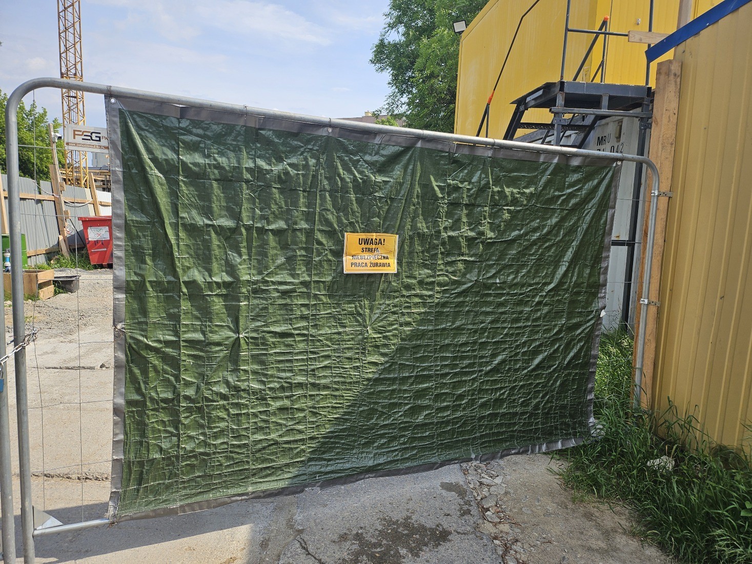 Plandeka HDPE 160 gm² na ogrodzeniu.