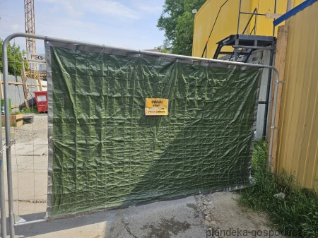 Plandeka HDPE 160 gm² na ogrodzeniu.